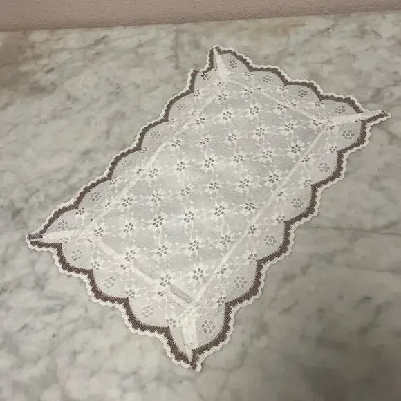 Vintage handcrafted eyelet doily placemat - Picture 4 of 5